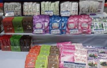 商品が並ぶ棚